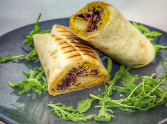Burritos con hummus di cannellini e mandorle e cavolo viola marinato - Uncategorized