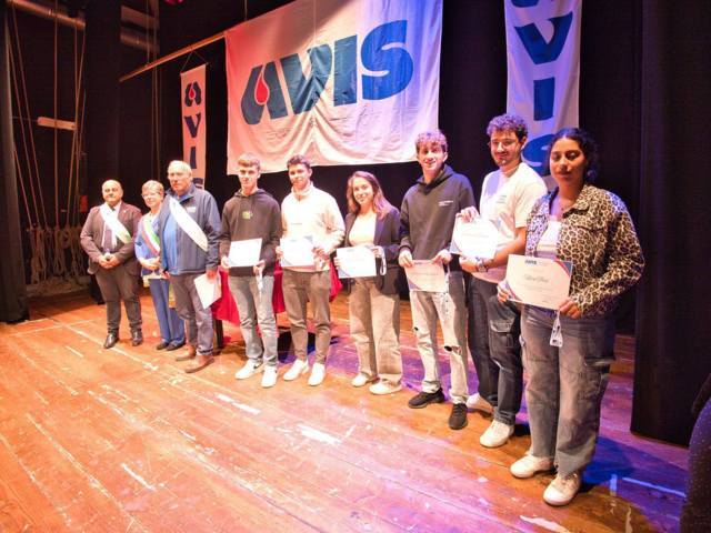 Premiati gli studenti donatori dell’Istituto “Leonardo da Vinci” alla cerimonia delle borse di studio AVIS - Uncategori…