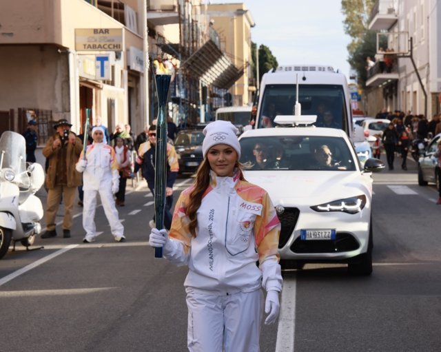 “Un mondo di sport”: Real Azzurra protagonista del percorso della Fiamma Olimpica Milano-Cortina 2026 - Uncategorized