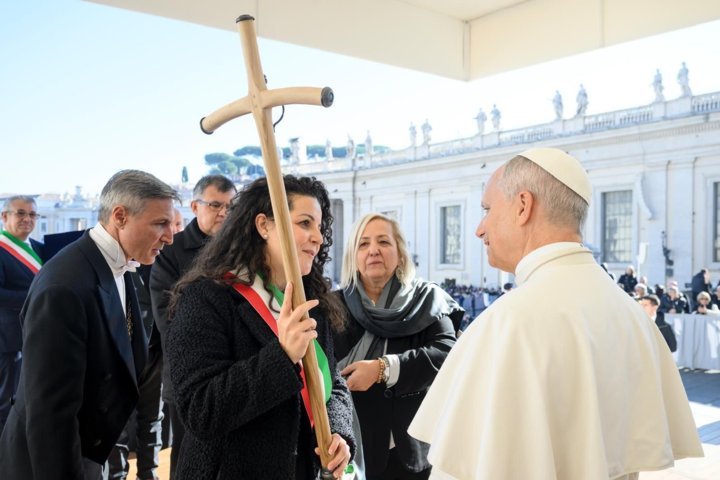 La croce artistica della città di Viterbo consegnata a Papa Leone XIV dalla sindaca Frontini e dalla consigliera Croci…
