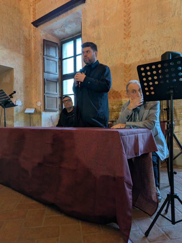 Oggetti che aspettano di vivere: grande successo per l’inaugurazione di “Fili, mani e pieghe di carta” - Uncategorized