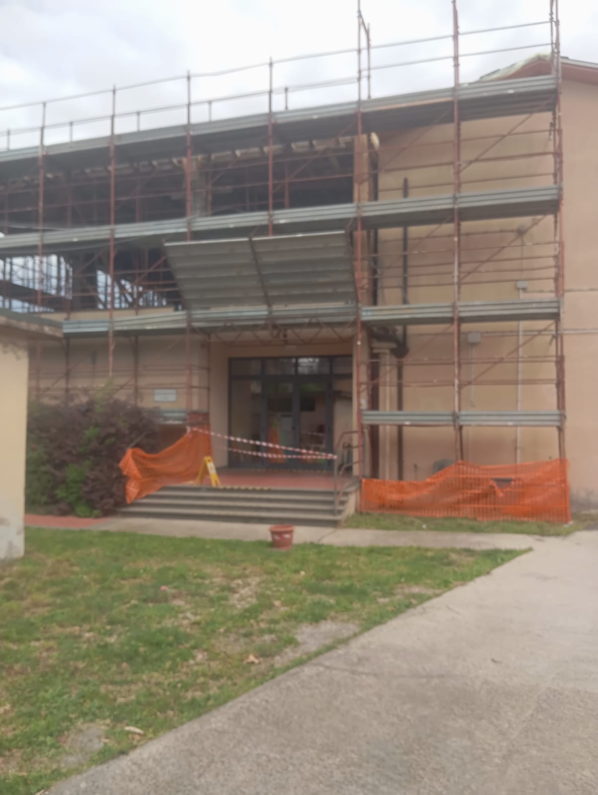 Crollo di calcinacci all'ingresso della scuola di Faleri a Fabrica di Roma: i genitori chiedono verifiche urgenti - Unc…