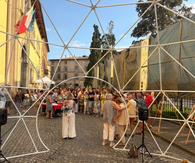 La Casa di Hilde porta il suo “igloo” ad Acquapendente: arte, solidarietà e impegno contro la violenza - Uncategorized