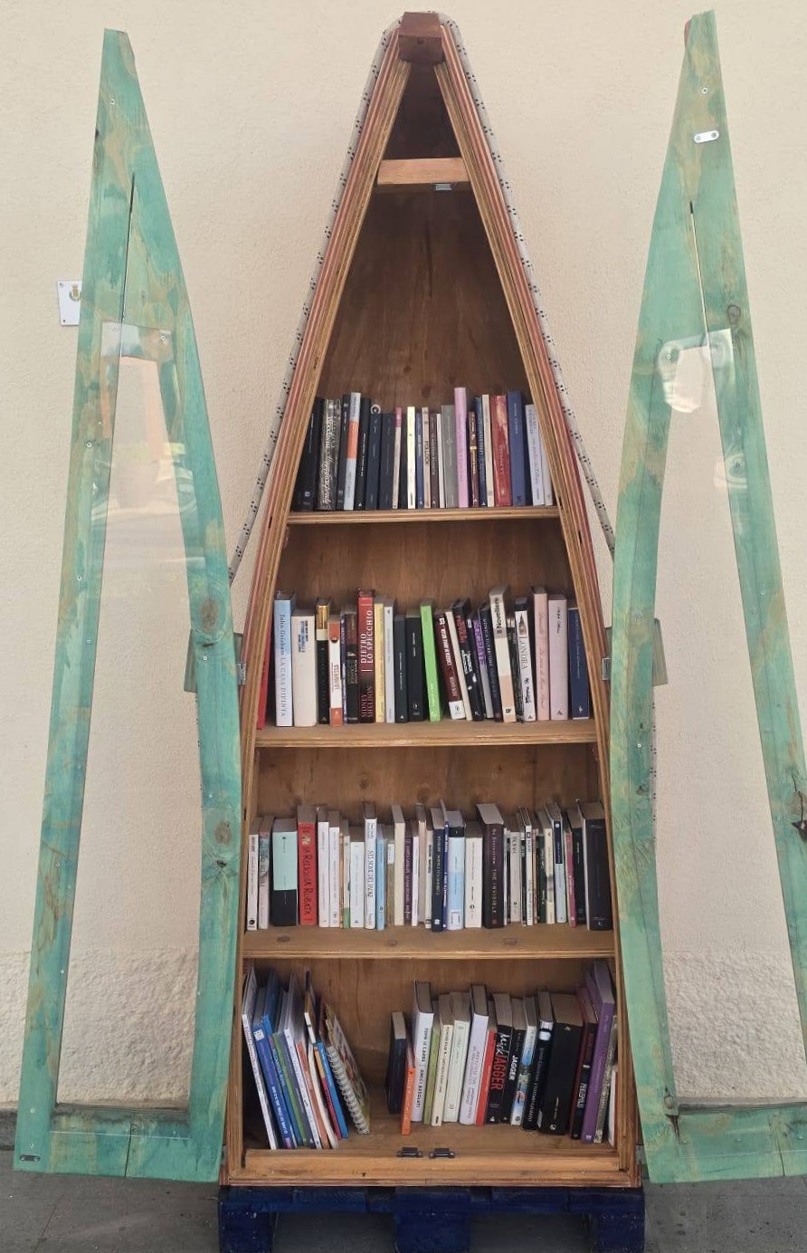 A Bolsena è nata "Cristina", la free library a forma di barca sul lungolago - Uncategorized
