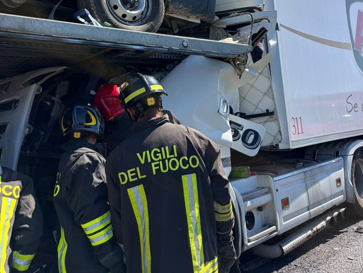 Incidente sulla A1: scontro tra autocarro e bisarca - Cronaca - Viterbo