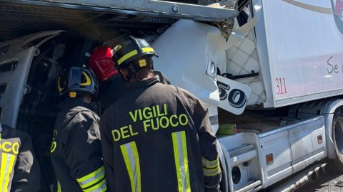 Incidente sulla A1: scontro tra autocarro e bisarca - Cronaca - Viterbo