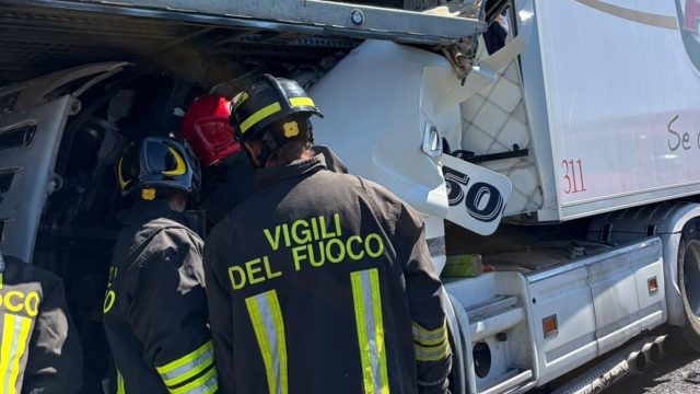 Incidente sulla A1: scontro tra autocarro e bisarca - Cronaca - Viterbo