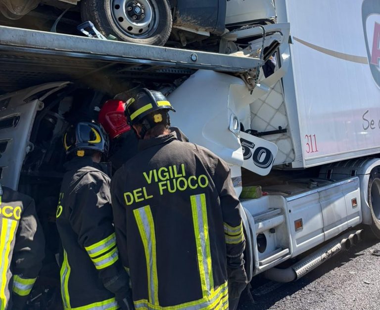 Incidente sulla A1: scontro tra autocarro e bisarca - Cronaca - Viterbo