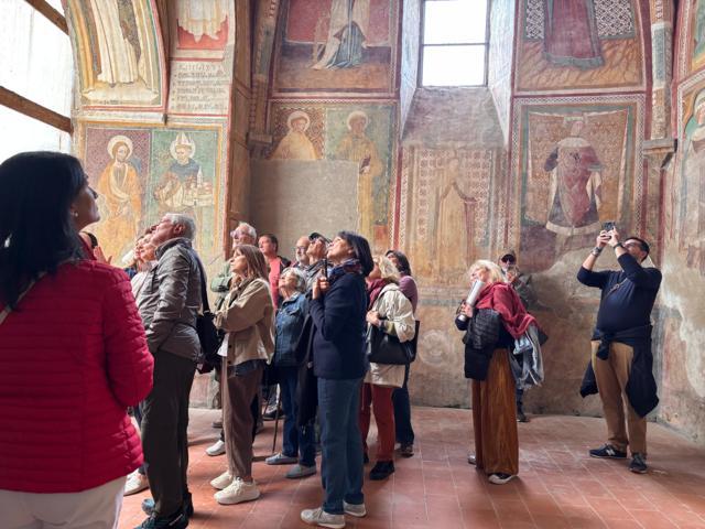 Tuscania riscopre i luoghi francescani: grande partecipazione al trekking urbano “In nomine Francisci, Pax”